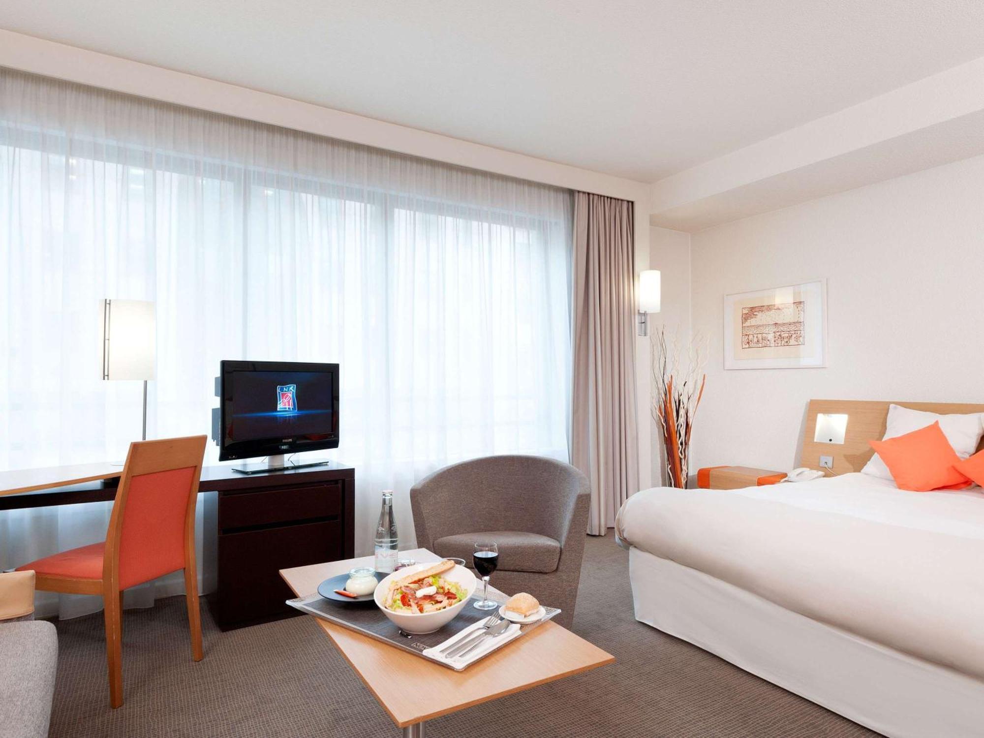 Novotel Paris Rueil Malmaison Bagian luar foto